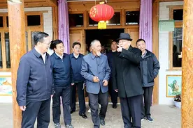 嘉木样·洛桑久美·图丹却吉尼玛在临潭县开展脱贫攻坚帮扶工作图片