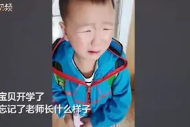 小朋友站老师面前找不到老师，老师也急：你看我！看我像不像？图片