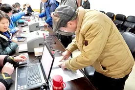 落地窗前看美景，心里美滋滋图片