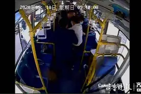 “快，急救！”上午9点，淄博237路公交车上发生紧急一幕图片