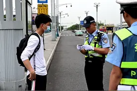 乐山一行人走机动车道被罚款5元 交警：合法！今年已罚276人图片
