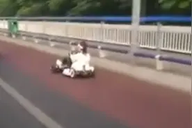 马路成赛道？女子开“卡丁车”上路 交警：违规正在调查图片