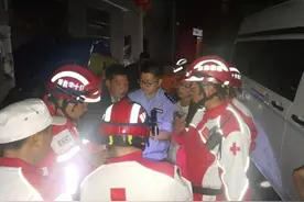 七旬老汉山中挖笋失联，70余人凌晨搜山寻回图片
