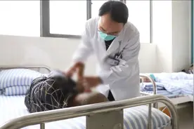 江苏淮安男护士入行15年，每天照顾百名精神病人：发际线渐后移视频封面