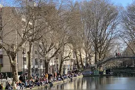 巴黎民众聚到河边晒太阳还不戴口罩 市政府呼吁民众更有责任感图片