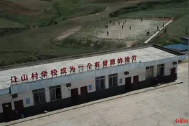 云端上的足球小将：围墙上画球门，站上中超赛场，梦想成为内马尔图片