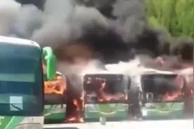 五台山6辆报废公交起火，员工丢烟头引燃视频封面