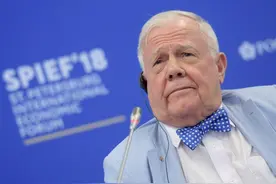 罗杰斯直言不讳：美国政府借攻击外国人转移自身问题，中国人承受了大部分火力图片