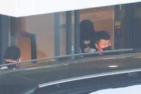 赵丽颖口罩遮面完全贴合小脸实锤 机场低调亮相身材娇小超软萌图片