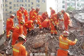 义乌一挖掘机连人带车被埋压，消防员在废墟中奋战80分钟，帮助被困人员打通“逃生出口”图片