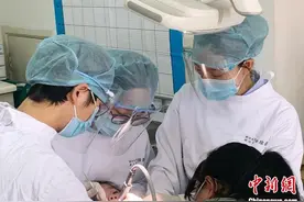疫情下的口腔护士：每天工作12小时 日最高接待87位病人图片