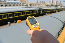 65℃的车顶上，他们为列车“清肺”……图片