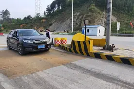 小客车“滞留”ETC车道，原来是设备被私自扯掉再粘贴上去图片