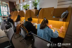 济南校外自习室“一座难求”延迟开学挡不住“学霸”们备考的脚步 (/8)图片
