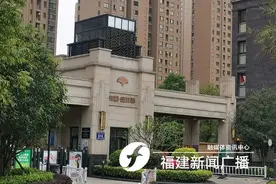 福州仓山一小区车位产权证延期两年，什么时候能办还是谜「新闻三剑客」图片