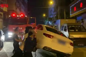 私家车违停挡消防车被掀翻，能获保险理赔吗？图片