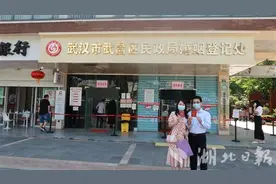 错过了那么多，不能错过你！武汉携手战“疫”的90后护士情侣领证结婚图片