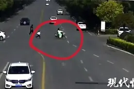 段子又成真！妈妈骑车到幼儿园，才发现后座上儿子不见了图片
