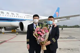 南航机械师父亲告别蓝天 寄语机长儿子图片