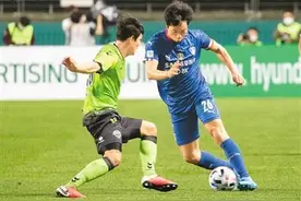 喧哗声中 世界足坛开场哨声响起图片