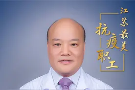 江苏最美抗疫职工｜郑瑞强：一双洞洞鞋，记录“重症八仙”在ICU里的足迹图片