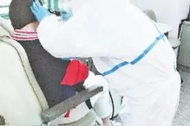 长时间戴耳机上网课耳痛流水 医生：保护听力遵循“60”原则图片