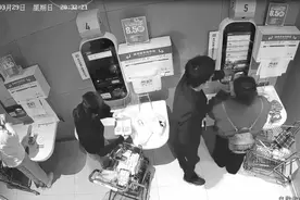 夫妻开百万元豪车去超市偷菜 图刺激还是贪小便宜？图片