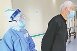 马云为援鄂护士签名鼓励“永不放弃”图片