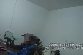 酒后上头，男子竟一口气偷了4辆自行车扛回家……图片