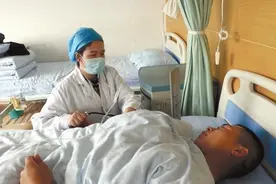 武警上海总队医院的护士们依然活跃在防“疫”一线，穿上白衣是护士，换上军装是战士图片
