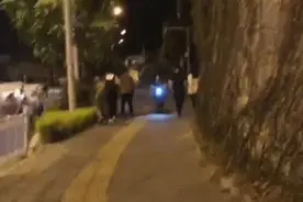 赵丽颖冯绍峰牵手逛街怎么回事？赵丽颖冯绍峰什么时候开始在一起的图片