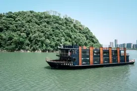 站在双层带大露台的游船上吹江风喝啤酒，来场富春江夏季夜游，可好图片