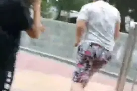 可怕！柳州一女子在公厕方便，突然相邻隔间伸过来一只手图片