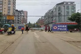 私家车违停挡住消防车被掀翻，能获保险理赔吗？图片