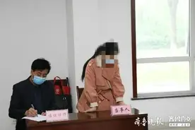 抓现行！女子抱两岁孩子行窃，分三次偷拿超市奶粉图片
