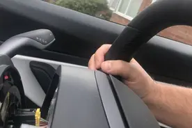 车倒到一半，特斯拉的方向盘竟然脱落了……图片