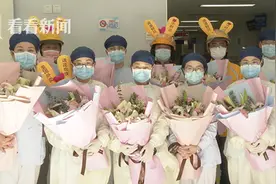 外卖小哥给白衣天使们送花致谢：被最勇敢的人保护最安心图片