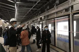 提前感受西安地铁6号线！“星空蓝”外观 座椅紫黄相间图片