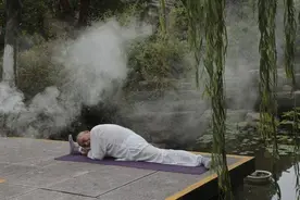萧山年近90老爷子，劈叉下腰轻松做，这个柔韧性就问你服不服图片