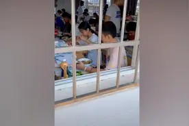 男生给女生夹肉被老师发现，三个人都笑了视频封面