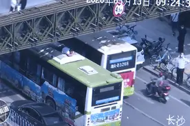 男子从天桥跳下刚好被公交车接住，司机：我刻意放缓车速，尽最大可能接住他图片