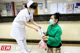 “板凳妈妈”许月华缝制鞋垫送湘潭市一医院护士图片