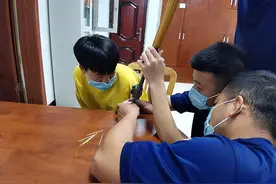 小伙被酒友强行套上戒指，没有霸道总裁的浪漫，只有钻心的痛图片