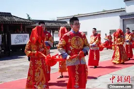 脱下“战袍”换上嫁衣 宁波11对抗疫战士走进婚姻殿堂图片