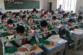 上课“神器”来了！长沙这个班级学生用上了统一的坐姿矫正器图片