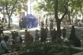 中午放学时，郑州一小学门前的高压线起火了图片