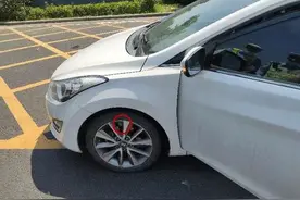 汽车高速上跑了30多公里，交警趴下一看：哎呀，轮毂里有只小奶猫图片