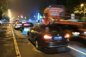 嫌100元代驾贵 儿子酒后上路连撞3车···图片