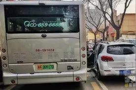 男孩突开车门撞上公交车......开车门前这个动作一定要做图片