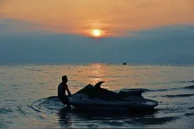 小封写诗丨诗两首《门前的夏日》《群星下的小溪》作者 小封图片
